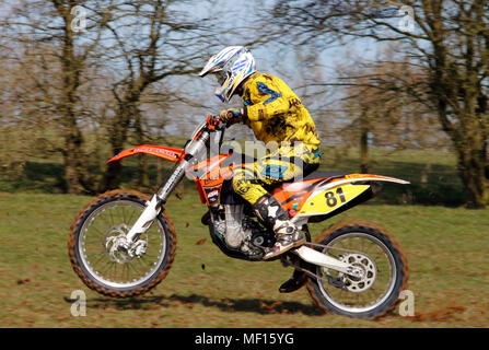 Un cavalier sur un vélo à la motocross KTM Badby piste dans le Northamptonshire, Angleterre Banque D'Images