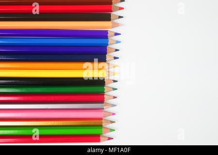 Crayons de couleur placée horizontalement sur un fond blanc. Banque D'Images