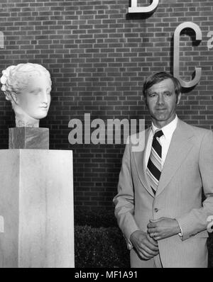 Les anciens centres de contrôle des maladies (CDC) directeur William H. Foege debout à côté d'un buste d'Hygie, la déesse grecque de la santé, 1985. Image courtoisie Centres de contrôle des maladies. () Banque D'Images