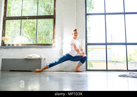 Un beau jeune homme ballerine exerçant dans un style loft Banque D'Images