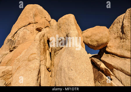 Close up de l'éperon rocheux contre ciel bleu profond, Joshua Tree National Park Banque D'Images