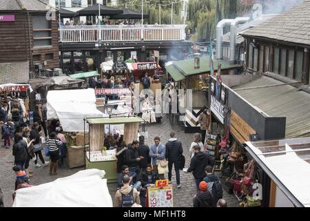 Vue extérieure, tourné à partir d'un angle élevé, montrant des foules de shoppers traverser une rue piétonne, bordée d'étals de marché en plein air, à Camden Lock Market, situé dans le nord-ouest de Londres, Royaume-Uni, le 28 octobre 2017. () Banque D'Images