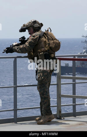 Une force maritime de reconnaissance maritime avec la Force de Raid, 31e Marine Expeditionary Unit, détient la sécurité en tant que Marines conduite Visite, conseil, recherche, et la saisie de la formation pendant l'exercice de certification à bord du navire-hôpital américain Richard E. Byrd (T-AKE 4), actuellement en cours dans l'océan Pacifique, le 20 avril 2018. Le MRF Marines entraînent régulièrement pour quick, raids de cibles tactiques sur terre et en mer. Le 31e Escadron amphibie et MEU 11 conduite CERTEX comme l'évaluation finale d'une série d'exercices de formation qui assure la préparation de la réponse aux crises tout au long de l'Indopacifique. (U.S. Marine Corps photo de L Banque D'Images