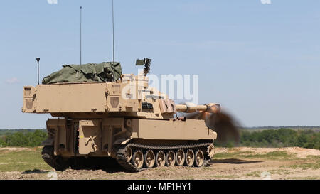 Soldats de la Batterie B, 1er Bataillon, 9e Régiment d'artillerie, 3ème Division d'infanterie, d'artillerie de faire leur premier live-incendie à l'aide de M109A6 Les Paladins, le 13 avril 2017, à Fort Stewart, Ga. La batterie a récemment reçu leur première série de paladins dans le cadre de leur conversion du bataillon à partir d'un bataillon blindé léger à lourd. (U.S. Photo de l'armée par la CPS. Zoe Garbarino/libérés) Banque D'Images