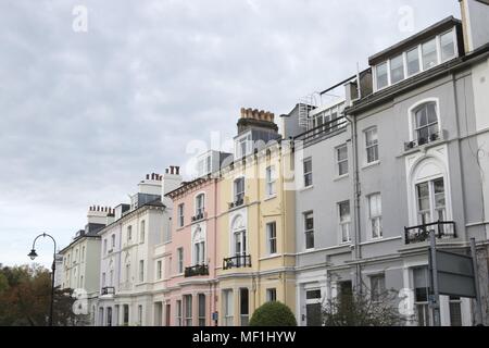 Rangées de maisons colorées à Primrose Hill à Regent's Park, Londres, Royaume-Uni, le 28 octobre 2017. () Banque D'Images