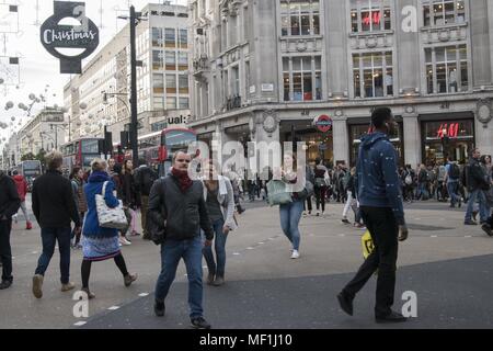 Grande foule sur Oxford Street à Westminster sur l'extrémité ouest de Londres, Royaume-Uni, le 28 octobre 2017. () Banque D'Images
