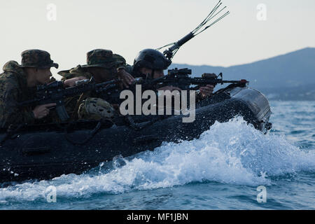 Marines avec la Compagnie Bravo, l'Équipe de débarquement du bataillon, 1er Bataillon, 1er Marines, prennent place à bord des embarcations des raids en caoutchouc de combat au cours d'un raid amphibie amphibie dans le cadre de la formation d'intégration, la formation, la zone bleue Kin Okinawa, Japon, le 24 mars 2018. Au cours de l'ACI, la Compagnie Bravo, une partie du terrain Élément de combat de la 31e unité expéditionnaire de Marines, mené à bord d'agression dans la préparation de l'exercice de certification à venir du MEU. La 31e MEU aux côtés de l'Escadron amphibie de la Marine mène 11 ACI pour assurer la préparation de la réponse aux crises tout au long de l'Indo-Asia-région du Pacifique. (U.S. Banque D'Images