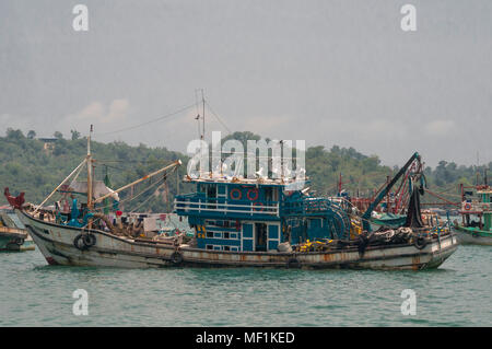 Bateaux de pêche au port, Kota Kinabalu, Bornéo Malaisien Banque D'Images