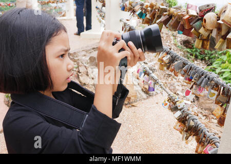 Little girl holding appareil photo pour prendre une photo en travel concept Banque D'Images