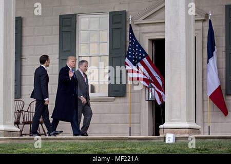 Mount Vernon, Virginia, USA. Apr 23, 2018. Le Président américain Donald Trump, centre, des vagues à côté d'Emmanuel Macron, président de la France, gauche, et Doug Bradburn, président et chef de la direction de George Washington's Mount Vernon, lors d'une tournée à l'extérieur de l'hôtel particulier à la Mount Vernon du premier président américain George Washington à Mount Vernon, en Virginie, aux États-Unis, le lundi 23 avril, 2018. Comme Macron arrive pour la première visite d'état de la présidence d'Atout, le leader américain menace de séminaires sont programmés le système commercial mondial avec les tarifs douaniers sur la Chine, l'Europe peut-être trop. Credit Banque D'Images