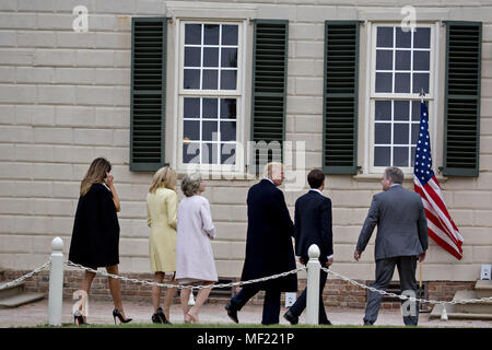 Mount Vernon, Virginia, USA. Apr 23, 2018. Doug Bradburn, président et chef de la direction de George Washington's Mount Vernon, de droite, Emmanuel Macron, le président français, le président américain Donald Trump, Sarah Miller Coulson, regent avec le Mount Vernon Ladies Association, Brigitte Macron, la première dame de France, et première dame des États-Unis Melania Trump tournée à l'extérieur de l'hôtel particulier à la Mount Vernon du premier président américain George Washington à Mount Vernon, en Virginie, aux États-Unis, le lundi 23 avril, 2018. Comme Macron arrive pour la première visite d'état de la présidence d'Atout, Banque D'Images