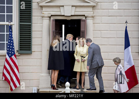 Mount Vernon, Virginia, USA. Apr 23, 2018. Le Président américain Donald Trump, centre, entre dans l'hôtel particulier à la Mount Vernon du premier président américain George Washington avec Première Dame des États-Unis Melania Trump, gauche, Emmanuel Macron, le président français, au centre à droite, et Brigitte Macron, la première dame de France, jaune, à Mount Vernon, en Virginie, aux États-Unis, le lundi 23 avril, 2018. Comme Macron arrive pour la première visite d'état de la présidence d'Atout, le leader américain menace de séminaires sont programmés le système commercial mondial avec les tarifs douaniers sur la Chine, l'Europe peut-être trop. Crédit : Andrew Harrer / Banque D'Images