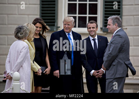 Mount Vernon, Virginia, USA. Apr 23, 2018. Doug Bradburn, président et chef de la direction de George Washington's Mount Vernon, de droite, Emmanuel Macron, le président français, le président américain Donald Trump, Première Dame des États-Unis Melania Trump, Brigitte Macron, la première dame de France, et Sarah Miller Coulson, regent avec le Mount Vernon Ladies Association, tournée à l'extérieur de l'hôtel particulier à la Mount Vernon du premier président américain George Washington à Mount Vernon, en Virginie, aux États-Unis, le lundi 23 avril, 2018. Comme Macron arrive pour la première visite d'état de la présidence d'Atout, Banque D'Images