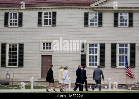 Mount Vernon, Virginia, USA. Apr 23, 2018. Doug Bradburn, président et chef de la direction de George Washington's Mount Vernon, de droite, Emmanuel Macron, le président français, le président américain Donald Trump, Sarah Miller Coulson, regent avec le Mount Vernon Ladies Association, Brigitte Macron, la première dame de France, et première dame des États-Unis Melania Trump tournée à l'extérieur de l'hôtel particulier à la Mount Vernon du premier président américain George Washington à Mount Vernon, en Virginie, aux États-Unis, le lundi 23 avril, 2018. Comme Macron arrive pour la première visite d'état de la présidence d'Atout, Banque D'Images