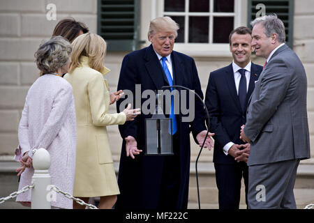 Mount Vernon, Virginia, USA. Apr 23, 2018. Le Président américain Donald Trump, centre, parle comme Doug Bradburn, président et chef de la direction de George Washington's Mount Vernon, de droite, Emmanuel Macron, le président français, Brigitte Macron, la première dame de France, première dame des États-Unis Melania Trump et Sarah Miller Coulson, regent avec l'Association des Mount Vernon Ladies, écouter lors d'une tournée à l'extérieur de l'hôtel particulier à la Mount Vernon du premier président américain George Washington à Mount Vernon, en Virginie, aux États-Unis, le lundi 23 avril, 2018. Comme Macron arrive pour la première Banque D'Images