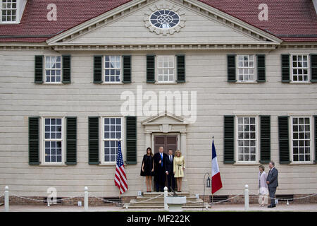 Mount Vernon, Virginia, USA. Apr 23, 2018. Première Dame des États-Unis Melania Trump, de gauche, le président américain Donald Trump, Emmanuel Macron, le président français, et Brigitte Macron, la première dame de France, stand pour les photographes à l'extérieur de l'hôtel particulier à la Mount Vernon du premier président américain George Washington à Mount Vernon, en Virginie, aux États-Unis, le lundi 23 avril, 2018. Comme Macron arrive pour la première visite d'état de la présidence d'Atout, le leader américain menace de séminaires sont programmés le système commercial mondial avec les tarifs douaniers sur la Chine, l'Europe peut-être trop. Crédit : Andrew Harrer/Piscine via C Banque D'Images