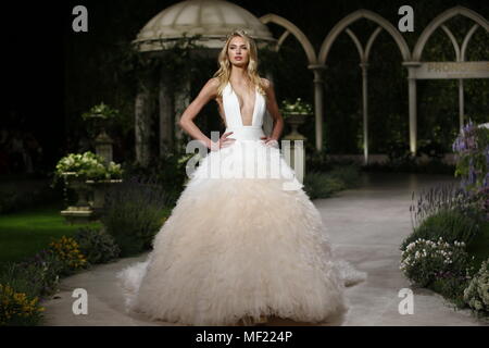 Barcelone, Espagne. Apr 23, 2018. Pronovias montrer lors de la Semaine de la mode nuptiale de Barcelone : Crédit Joma/Alamy Live News Banque D'Images