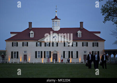 Mount Vernon, Virginia, USA. Apr 23, 2018. L'hôtel particulier à la Mount Vernon du premier président américain George Washington se tient au cours d'un dîner entre le président américain Donald Trump et Emmanuel Macron, président de la France, non représenté, à Mount Vernon, en Virginie, aux États-Unis, le lundi 23 avril, 2018. Comme Macron arrive pour la première visite d'état de la présidence d'Atout, le leader américain menace de séminaires sont programmés le système commercial mondial avec les tarifs douaniers sur la Chine, l'Europe peut-être trop. Crédit : Andrew Harrer/Piscine via CNP Crédit : Andrew Harrer/CNP/ZUMA/Alamy Fil Live News Banque D'Images