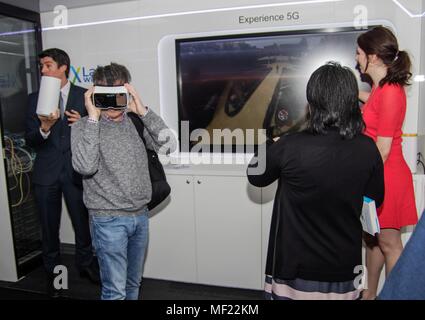 Madrid, Espagne. Apr 23, 2018. Les gens essaient de nouveaux produits de Huawei au Huawei 5G Truck Roadshow à Madrid, Espagne, le 23 avril 2018. 'Est notre 5G marché prioritaire,' dit Huawei Espagne chef Tony Jin Yong lors de la présentation du géant des télécommunications's 5G truck roadshow ici lundi. Crédit : Edward Peters Lopez/Xinhua/Alamy Live News Banque D'Images