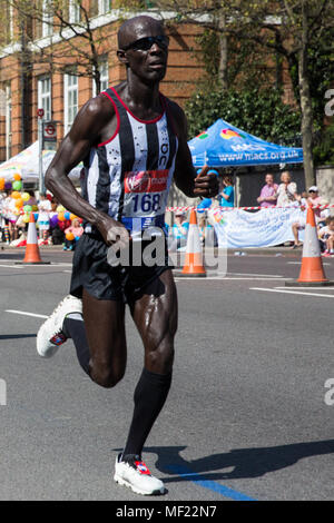 Londres, Royaume-Uni. 22 avril, 2018. Kojo Kyereme de Shaftesbury Barnet Harriers en concurrence dans le Virgin Money 2018 Marathon de Londres. La 38e édition de la course a été le plus chaud jamais enregistré avec une température de 24.1C enregistré dans St James's Park. Banque D'Images