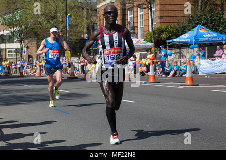 Londres, Royaume-Uni. 22 avril, 2018. Kojo Kyereme de Shaftesbury Barnet Harriers en concurrence dans le Virgin Money 2018 Marathon de Londres. La 38e édition de la course a été le plus chaud jamais enregistré avec une température de 24.1C enregistré dans St James's Park. Banque D'Images