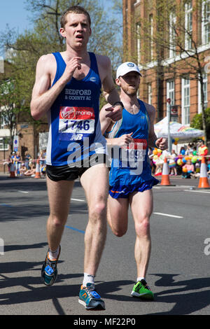 Londres, Royaume-Uni. 22 avril, 2018. S Mackay (l) et du Comté de Bedford AC et Jason Simpson de l'United States concurrence dans le Virgin Money 2018 Marathon de Londres. La 38e édition de la course a été le plus chaud jamais enregistré avec une température de 24.1C enregistré dans St James's Park. Banque D'Images