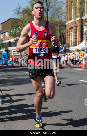 Londres, Royaume-Uni. 22 avril, 2018. Alistair Smith de Busards Godiva Coventry participe à la Vierge de l'argent 2018 Marathon de Londres. La 38e édition de la course a été le plus chaud jamais enregistré avec une température de 24.1C enregistré dans St James's Park. Banque D'Images