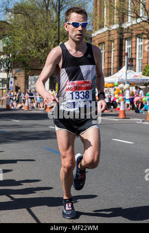 Londres, Royaume-Uni. 22 avril, 2018. Stuart Farmer de Fulham Running Club participe à la Virgin Money 2018 Marathon de Londres. La 38e édition de la course a été le plus chaud jamais enregistré avec une température de 24.1C enregistré dans St James's Park. Banque D'Images