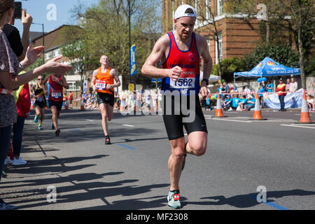 Londres, Royaume-Uni. 22 avril, 2018. Alex Horton de Barnet et de district à soutenir la concurrence à l'AC 2018 Marathon de Londres Virgin Money. La 38e édition de la course a été le plus chaud jamais enregistré avec une température de 24.1C enregistré dans St James's Park. Banque D'Images