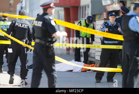 Toronto, Canada. Apr 23, 2018. Enquêter sur des policiers à l'endroit où un van a frappé les piétons à Toronto, Canada, le 23 avril 2018. Au moins neuf personnes ont été tuées et 16 autres blessées après qu'un van dans piétons en banlieue nord de Toronto le lundi, a annoncé la police. Credit : Zou Zheng/Xinhua/Alamy Live News Banque D'Images