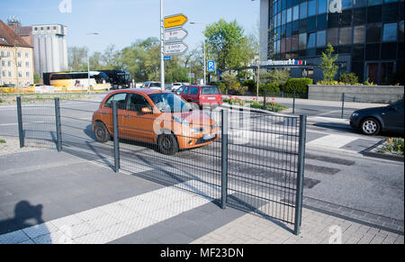 20 avril 2018, Allemagne, Berlin : Une clôture bloquant un ancien passage piéton à un rond-point. Les marques au sol pour les aveugles mènent directement à un fance. Au rond-point, les clôtures ont été irritant les piétons pendant des mois dans celle. Le bois de bloquer le chemin sur deux rues où, auparavant, un passage piéton a été. Photo : Julian Stratenschulte/dpa Banque D'Images