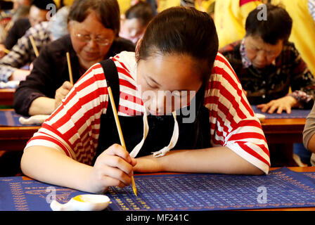 Suzhou, Suzhou, Chine. 22 avr, 2018. Suzhou, Chine - Plus de 3 000 personnes de tous les horizons de la vie, notamment des moines et des étudiants transcrire écrits bouddhistes au temple Hanshan à Suzhou, Province de Jiangsu en Chine de l'Est, le 22 avril 2018. Crédit : SIPA Asie/ZUMA/Alamy Fil Live News Banque D'Images