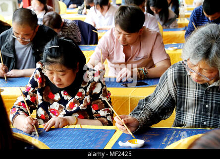 Suzhou, Suzhou, Chine. 22 avr, 2018. Suzhou, Chine - Plus de 3 000 personnes de tous les horizons de la vie, notamment des moines et des étudiants transcrire écrits bouddhistes au temple Hanshan à Suzhou, Province de Jiangsu en Chine de l'Est, le 22 avril 2018. Crédit : SIPA Asie/ZUMA/Alamy Fil Live News Banque D'Images