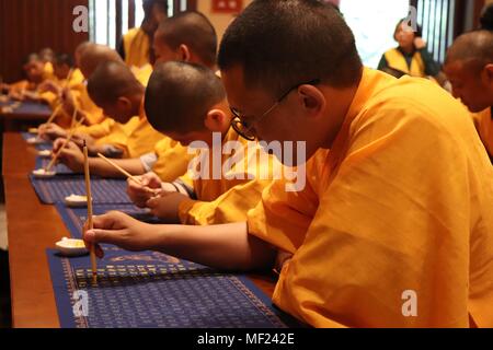 Suzhou, Suzhou, Chine. 22 avr, 2018. Suzhou, Chine - Plus de 3 000 personnes de tous les horizons de la vie, notamment des moines et des étudiants transcrire écrits bouddhistes au temple Hanshan à Suzhou, Province de Jiangsu en Chine de l'Est, le 22 avril 2018. Crédit : SIPA Asie/ZUMA/Alamy Fil Live News Banque D'Images