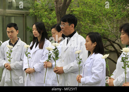 Beijing, Beijing, Chine. Apr 24, 2018. Beijing, Chine-Étudiants et enseignants de l'Université médicale de la capitale le deuil des animaux de laboratoire à Beijing, 24 avril 2018, marquant la Journée Mondiale des Animaux de laboratoire. Crédit : SIPA Asie/ZUMA/Alamy Fil Live News Banque D'Images