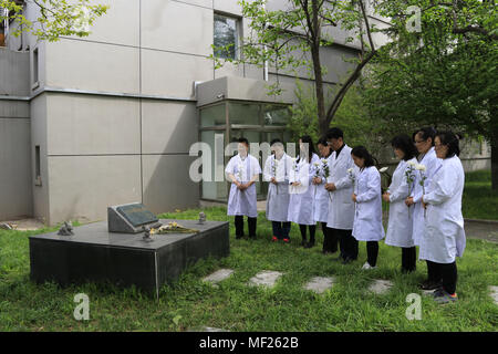 Beijing, Beijing, Chine. Apr 24, 2018. Beijing, Chine-Étudiants et enseignants de l'Université médicale de la capitale le deuil des animaux de laboratoire à Beijing, 24 avril 2018, marquant la Journée Mondiale des Animaux de laboratoire. Crédit : SIPA Asie/ZUMA/Alamy Fil Live News Banque D'Images