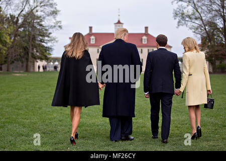 Première Dame des États-Unis Melania Trump, de gauche, le président américain Donald Trump, Emmanuel Macron, le président français, et Brigitte Macron, la première dame de France, à pied de se tenir debout pour les photographes à l'extérieur de l'hôtel particulier à la Mount Vernon du premier président américain George Washington à Mount Vernon, en Virginie, aux États-Unis, le lundi 23 avril, 2018. Comme Macron arrive pour la première visite d'état de la présidence d'Atout, le leader américain menace de séminaires sont programmés le système commercial mondial avec les tarifs douaniers sur la Chine, l'Europe peut-être trop. Crédit : Andrew Harrer / Piscine via CNP - AUCUN FIL SERVICE - Photo : Andrew Harrer/consolidé Nouveau Banque D'Images