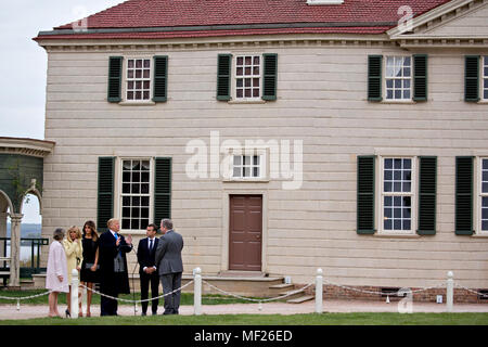 Doug Bradburn, président et chef de la direction de George Washington's Mount Vernon, de droite, Emmanuel Macron, le président français, le président américain Donald Trump, Première Dame des États-Unis Melania Trump, Brigitte Macron, la première dame de France, et Sarah Miller Coulson, regent avec le Mount Vernon Ladies Association, tournée à l'extérieur de l'hôtel particulier à la Mount Vernon du premier président américain George Washington à Mount Vernon, en Virginie, aux États-Unis, le lundi 23 avril, 2018. Comme Macron arrive pour la première visite d'état de la présidence d'Atout, le leader américain menace de séminaires sont programmés le système commercial mondial w Banque D'Images