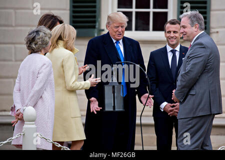 Le Président américain Donald Trump, centre, parle comme Doug Bradburn, président et chef de la direction de George Washington's Mount Vernon, de droite, Emmanuel Macron, le président français, Brigitte Macron, la première dame de France, première dame des États-Unis Melania Trump et Sarah Miller Coulson, regent avec l'Association des Mount Vernon Ladies, écouter lors d'une tournée à l'extérieur de l'hôtel particulier à la Mount Vernon du premier président américain George Washington à Mount Vernon, en Virginie, aux États-Unis, le lundi 23 avril, 2018. Comme Macron arrive pour la première visite d'état de la présidence d'Atout, le leader américain menace de Banque D'Images