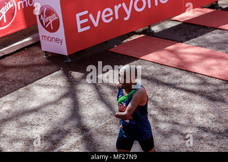 Pedro Meza sur la ligne d'arrivée en Para-athlétisme Marathon Coupe du monde des hommes para-athlètes avec une déficience des membres supérieurs et inférieurs au cours de la Vierge Argent Marathon de Londres à Londres, Angleterre le 22 avril 2018. Banque D'Images