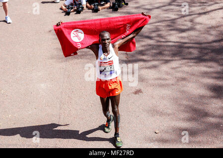 Eliud KIPCHOGE du Kenya remporte le marathon de Londres Virgin Money à Londres, Angleterre le 22 avril 2018. Banque D'Images