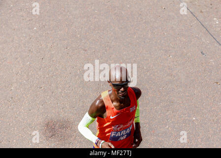 Mo Farrah de Grande-Bretagne arrive la troisième sur la ligne d'arrivée au cours de la Vierge Argent Marathon de Londres à Londres, Angleterre le 22 avril 2018. Banque D'Images