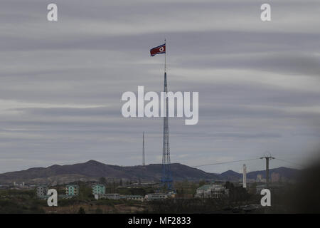 Paju, Seoul, Corée du Sud. Apr 24, 2018. 24 avril 2018-Paju, La Corée du Sud-Vue de Corée du Nord Ki Jung Dong village de DMZ, la Corée du Sud. Sommet inter-coréen qui s'est tenue le 26 avril 2018, deux jours de l'événement de programmation. Credit : Ryu Seung-Il/ZUMA/Alamy Fil Live News Banque D'Images