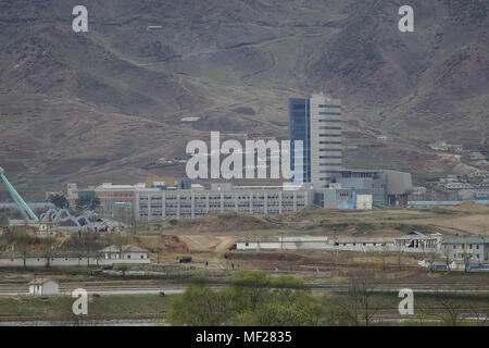 Paju, Seoul, Corée du Sud. Apr 24, 2018. 24 avril 2018-Paju, La Corée du Sud-Vue de Corée du Nord Ki Jung Dong village de DMZ, la Corée du Sud. Sommet inter-coréen qui s'est tenue le 26 avril 2018, deux jours de l'événement de programmation. Credit : Ryu Seung-Il/ZUMA/Alamy Fil Live News Banque D'Images