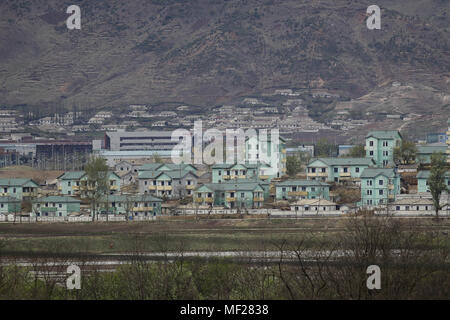 Paju, Seoul, Corée du Sud. Apr 24, 2018. 24 avril 2018-Paju, La Corée du Sud-Vue de Corée du Nord Ki Jung Dong village de DMZ, la Corée du Sud. Sommet inter-coréen qui s'est tenue le 26 avril 2018, deux jours de l'événement de programmation. Credit : Ryu Seung-Il/ZUMA/Alamy Fil Live News Banque D'Images