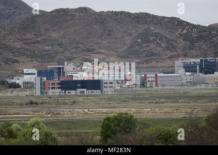 Paju, Seoul, Corée du Sud. Apr 24, 2018. 24 avril 2018-Paju, La Corée du Sud-Vue de Corée du Nord Ki Jung Dong village de DMZ, la Corée du Sud. Sommet inter-coréen qui s'est tenue le 26 avril 2018, deux jours de l'événement de programmation. Credit : Ryu Seung-Il/ZUMA/Alamy Fil Live News Banque D'Images