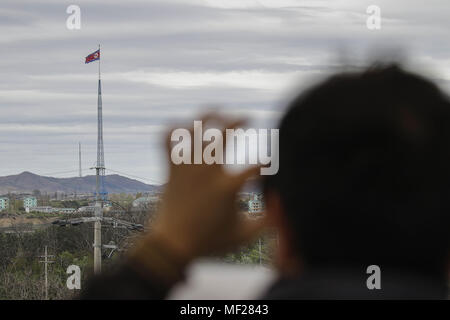 Paju, Seoul, Corée du Sud. Apr 24, 2018. 24 avril 2018, Paju-Korea-Visitor Sud regardez au nord-coréen Ki Jung Dong village à zone démilitarisée en Corée du Sud. Sommet inter-coréen qui s'est tenue le 26 avril 2018, deux jours de l'événement de programmation. Credit : Ryu Seung-Il/ZUMA/Alamy Fil Live News Banque D'Images