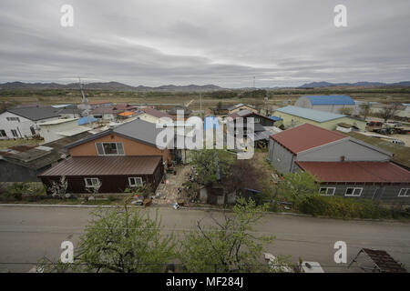 Paju, Seoul, Corée du Sud. Apr 24, 2018. 24 avril 2018-Paju, La Corée du Sud-Vue d'Freedonm sud-coréen Daesung Dong village de DMZ, la Corée du Sud. Sommet inter-coréen qui s'est tenue le 26 avril 2018, deux jours de l'événement de programmation. Credit : Ryu Seung-Il/ZUMA/Alamy Fil Live News Banque D'Images