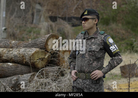 Paju, Seoul, Corée du Sud. Apr 24, 2018. 24 avril 2018, Paju-Korea-South sud-coréens montent la garde militaire leur chèque repas à Deaesung Dong Liberté village de DMZ, la Corée du Sud. Sommet inter-coréen qui s'est tenue le 26 avril 2018, deux jours de l'événement de programmation. Credit : Ryu Seung-Il/ZUMA/Alamy Fil Live News Banque D'Images