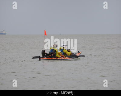 Sheerness, Kent, UK. 24 avril, 2018. Deux femmes d'Oxford : Kate Culverwell (19) et Anna Blackwell (24), sont 'kayak le continent' de Londres à la mer Noire pour le cancer du pancréas l'action, une première mondiale dans un kayak tandem. Une distance de 4000km, 13 pays et 4 capitales. Le voyage est de recueillir des fonds pour le cancer du pancréas l'action dans la mémoire de Kate's père, David Culverwell. Ce matin, ils ont quitté l'île de Sheppey Sailing Club à Sheerness, et sont destinés à de Whitstable. Ils ont quitté Londres le samedi. Credit : James Bell/Alamy Live News Banque D'Images